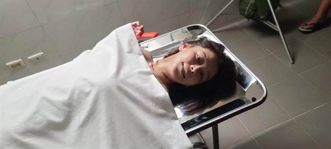 徐若瑄躺铁台演尸体。（HBO GO提供）