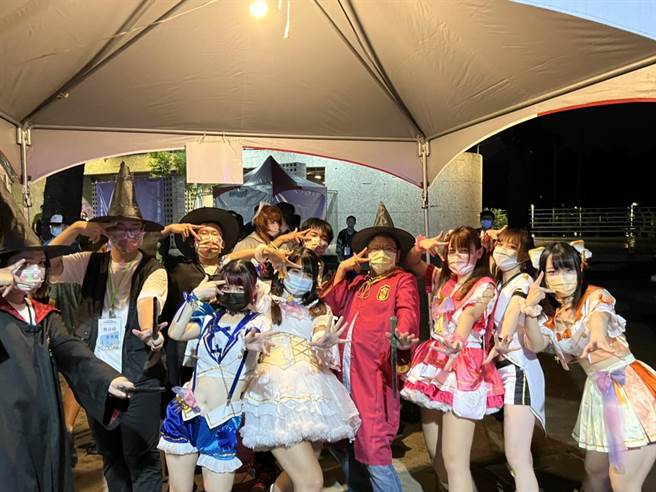 「2021年屏東聯合動漫同人展」16日在屏東公園盛大舉行，縣長潘孟安也化身成為近期火紅手遊角色「哈利波特」與現場青少年同樂。（屏縣府提供／謝佳潾屏東傳真）