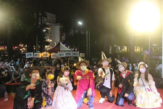 「2021年屏東聯合動漫同人展」16日在屏東公園盛大舉行，縣長潘孟安也化身成為近期火紅手遊角色「哈利波特」與現場青少年同樂。（屏縣府提供／謝佳潾屏東傳真）