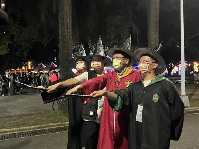 「2021年屏東聯合動漫同人展」16日在屏東公園盛大舉行，縣長潘孟安也化身成為近期火紅手遊角色「哈利波特」與現場青少年同樂。（屏縣府提供／謝佳潾屏東傳真）