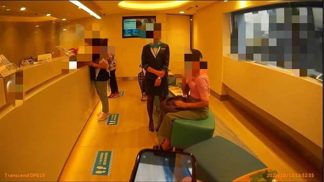 70歲林姓婦人到銀行欲匯款32萬元給假姪子，行員察覺可能是詐騙趕緊通報警方到場。(翻攝照片／林郁平台北傳真)