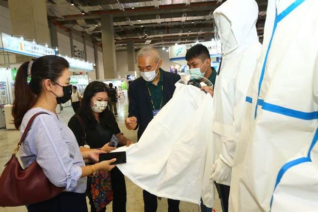 台湾国际医疗展纺织厂商首度参展，防护衣商机亮眼。（图／贸协提供）
