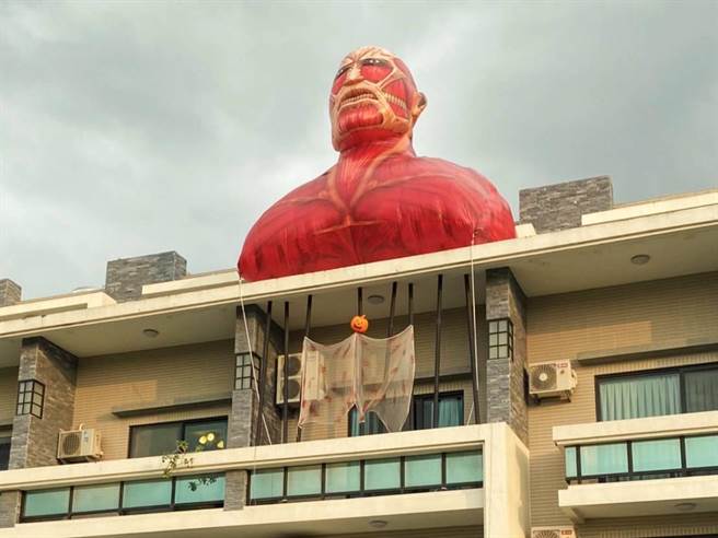 萬聖節將近，台南市新營區有一戶人家在4樓陽台外架設充氣造型的巨人，誇張程度讓網民驚呼連連。（吳先生提供／張毓翎台南傳真）