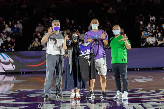 联盟秘书长张运智(右二)今天亲自出席大狮赛现场。(T1联盟提供)