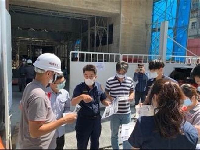 信義分局派員到各工地宣導大型車安全駕駛觀念。(翻攝照片／林郁平台北傳真)