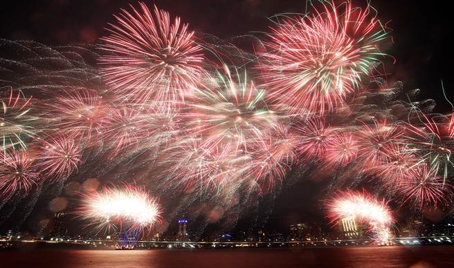 大稻埕情人节烟火秀16日晚间在延平河滨公园及大稻埕码头登场，480秒灿烂夺目的火花闪耀天空。（姚志平摄）