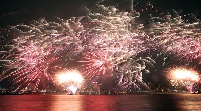 大稻埕情人节烟火秀16日晚间在延平河滨公园及大稻埕码头登场，480秒灿烂夺目的火花闪耀天空。（姚志平摄）