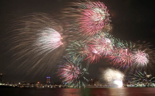大稻埕情人节烟火秀16日晚间在延平河滨公园及大稻埕码头登场，480秒灿烂夺目的火花闪耀天空。（姚志平摄）