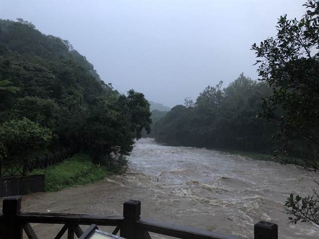 搜救人員今天繼續搜尋2名失蹤女學生。（報系資料照）