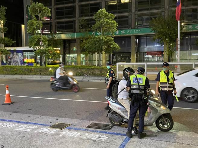中山分局15日晚間執行靜城專案，共攔查437輛機車。(翻攝照片／林郁平台北傳真)