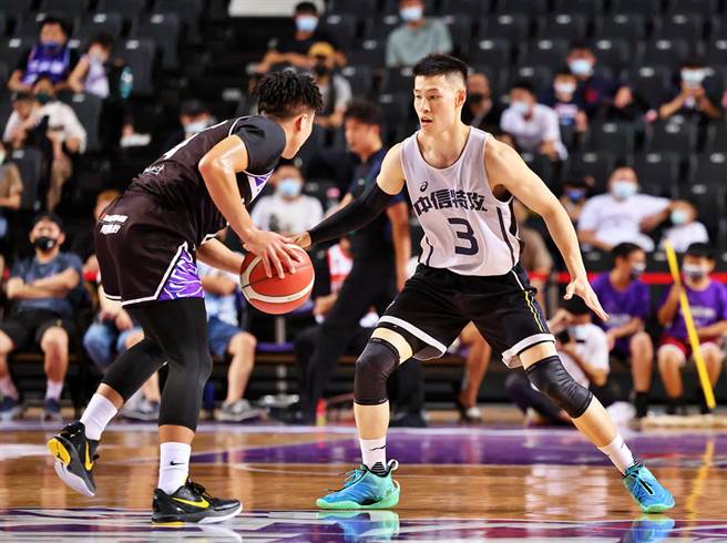 林秉圣(右)今天在大狮赛展现杰出进攻能力。(中信特攻提供)