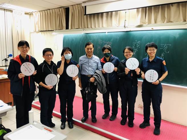 前臺灣省政府警政廳長，也是提倡警消分立的內政部消防署首任署長王一飛(圖中)，（14日）因病逝世，享年89歲。(新北市警察局提供)