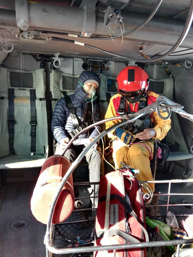 63歲吳姓男子高山症發作，肢體無力，由空勤直升機載送就醫。（空勤總隊提供／王文吉台中傳真）