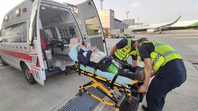 黑鷹直升機降落清泉崗機場，由救護車將吳姓男子送醫。（空勤總隊提供／王文吉台中傳真）