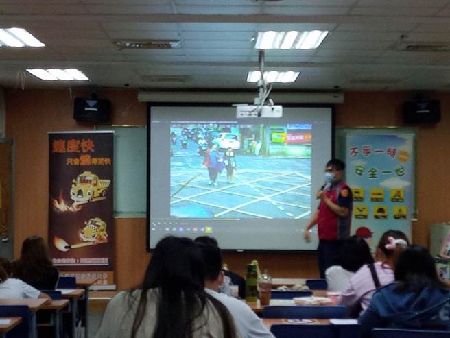 內湖分局派員到學校宣導防禦駕駛等交通安全觀念。(翻攝照片／林郁平台北傳真)