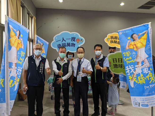 台电16日下午在北屯区公所办理「台中乐居学堂－北屯场」，向与会之公寓大厦管理组织人员及住户，进行电动车充电设施设置说明，并提供相关线路设置谘询。（台电提供）