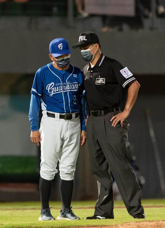 富邦悍将总教练洪一中（左）。（富邦悍将提供）