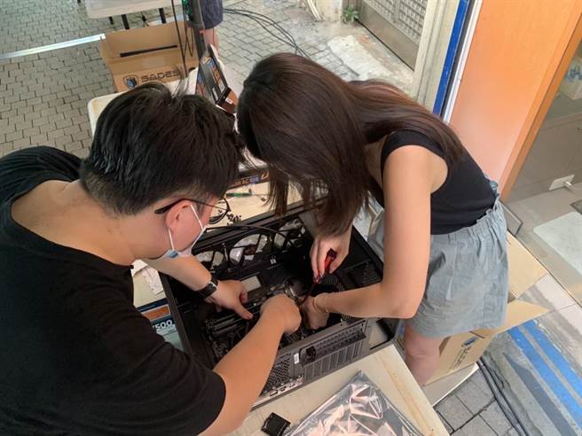 电脑组装活动透过diy体验从中获得乐趣与成就感。（台中市政府提供）