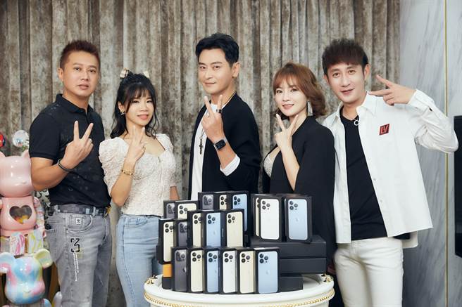 「山本富也」董事长林伸坤(左起)与妻子、陈冠霖、「山本富也」营运总裁郑榆铮、「山本富也」执行长白洛霆在直播活动结束后合影。(山本富也提供)