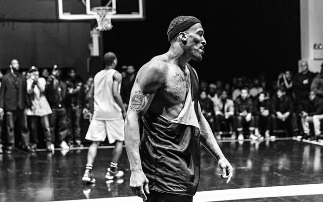 比赛激烈到连衣服都撕破(图片来源：fightball/IG)