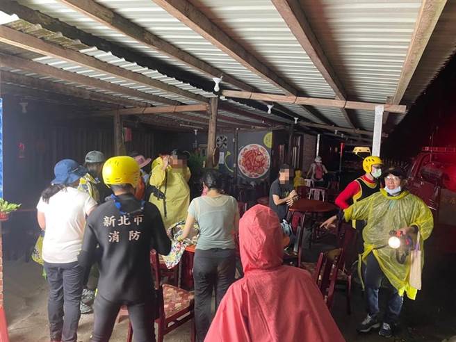 稍早新北市長侯友宜與台北市長柯文哲先後抵達指揮所，下令把握黃金72小時，不中斷、徹夜搜索，並在下游設置攔截點。（民眾提供）