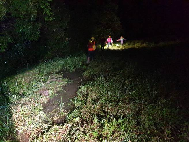 虎豹潭溪水暴涨6人失踪仍无踪影，警消在下游坪林急设拦截点漏夜搜救。(宋原彰翻摄)
