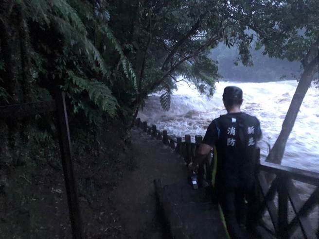 稍早新北市長侯友宜與台北市長柯文哲先後抵達指揮所，下令把握黃金72小時，不中斷、徹夜搜索，並在下游設置攔截點。（民眾提供）