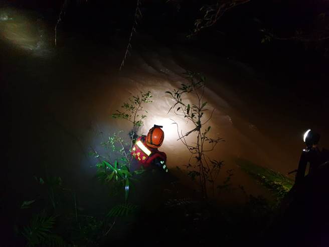 虎豹潭溪水暴涨6人失踪仍无踪影，警消在下游坪林急设拦截点漏夜搜救。(宋原彰翻摄)
