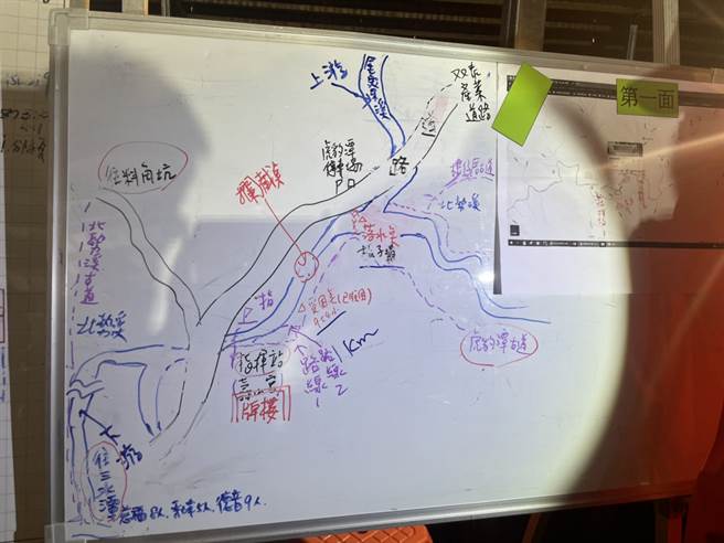 虎豹潭溪水暴涨6人失踪仍无踪影，警消在下游坪林急设拦截点漏夜搜救。(宋原彰翻摄)
