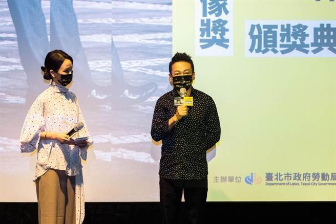 代言人李康生（右）向得奖者喊话。（电影戏剧业职业工会提供）
