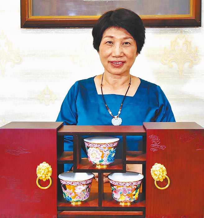 張美雲及其年度最新作品「法華彩宮廷多寶閣」。圖／先盈國際提供