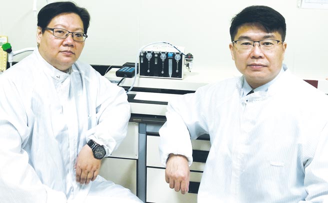 龙腾生技推动全民健康防疫医用及预防新试剂，图左起为总经理魏幸红、研发长吴政龙。图／业者提供