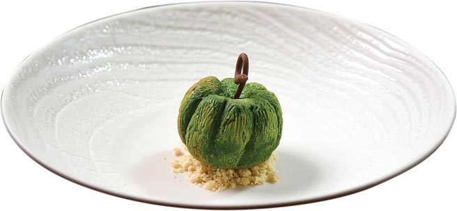 〈南瓜〉是以南瓜乳酪蛋糕为基底，再以拟真的南瓜形色呈现。图／姚舜