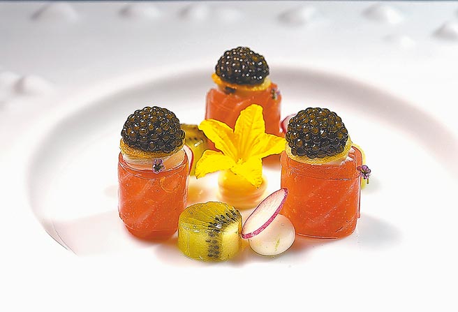 〈鱼子酱．烟熏鲑鱼佐酸奶与奇异果〉除了鲑鱼用柠檬和盐腌渍，使口感风味更集中，并以酸奶的发酵风味增加层次。图／姚舜