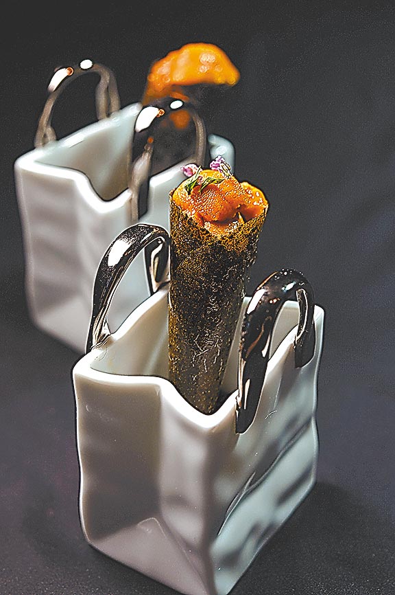 〈海胆海苔卷〉利用油脂丰富的酪梨搭配海胆入馅，为一风味堆迭的开胃小品。图／姚舜