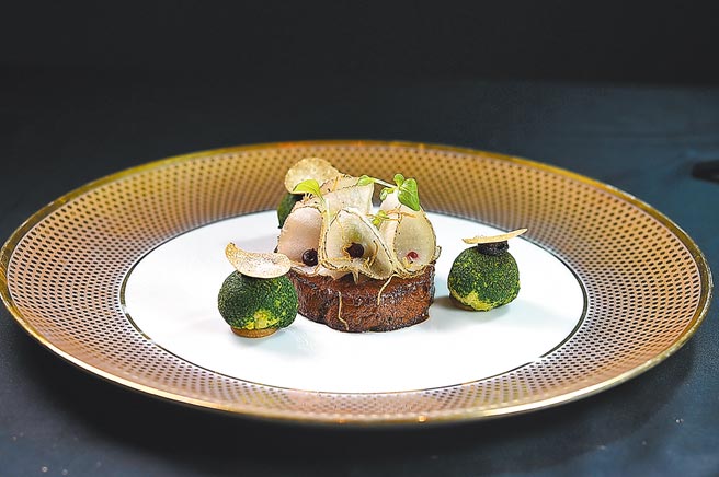 〈龙眼木烤日本和牛佐黑松露．甜菜．白萝卜〉以卷成花形的白萝卜片，以及球形绿花椰搭配，呈盘很吸睛。图／姚舜