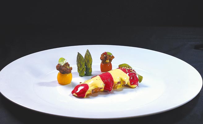 〈奶油淋龙虾佐双色荷兰酱．泰式虾膏酱〉的红酱是以甜菜根染色的荷兰酱。图／姚舜