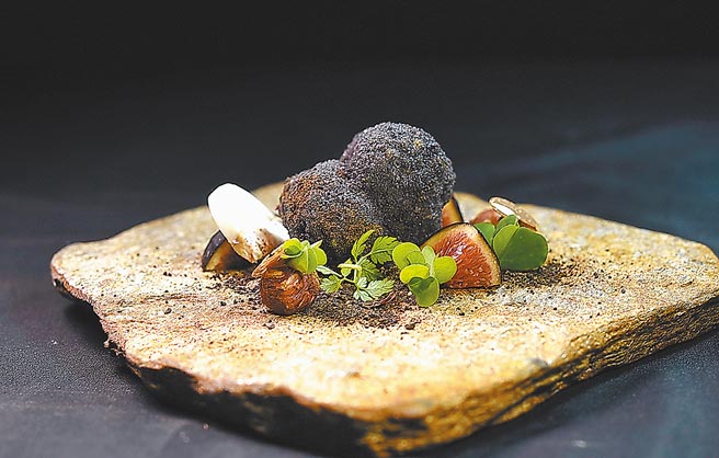 〈仿黑松露冷鸭肝．蘑菇土壤．榛果〉外层以蘑菇粉、松露粉和海草粉增加风味。图／姚舜