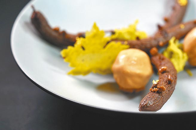 〈胡桃〉是以造形巧克力以拟真手法呈现。图／姚舜