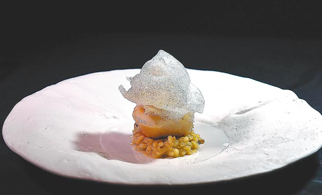 〈香煎干贝佐菌菇炖饭〉是以发酵柚子与香槟慢煮成，为香煎北海道大干贝和羊肚菌菇提味。图／姚舜