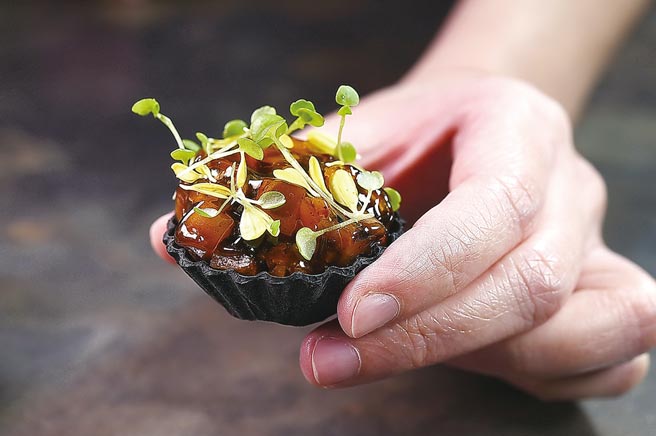 〈猪头皮／金桔／五香醋〉用竹炭染色的迷你「金杯」，盛着用台中五香醋提味，并拌入十三香滷制的猪头皮冻。图／姚舜