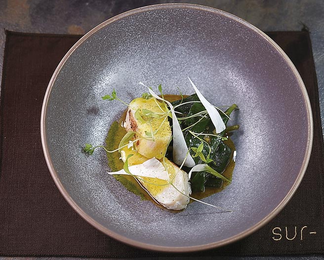 〈海鱼／酸白菜／野姜花〉是用肉质厚实、口感扎实带有Q弹的野生石老鱼为主食材。图／姚舜