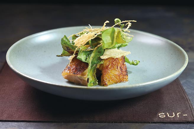 〈萨索鸡／野菜／麻酱／鱼腥草茶汤〉的鸡肉，先熟成二天后再炭烤并烟熏赋味，鸡皮酥香薄脆、鸡肉柔嫩带汁，风味口感绝佳。图／姚舜