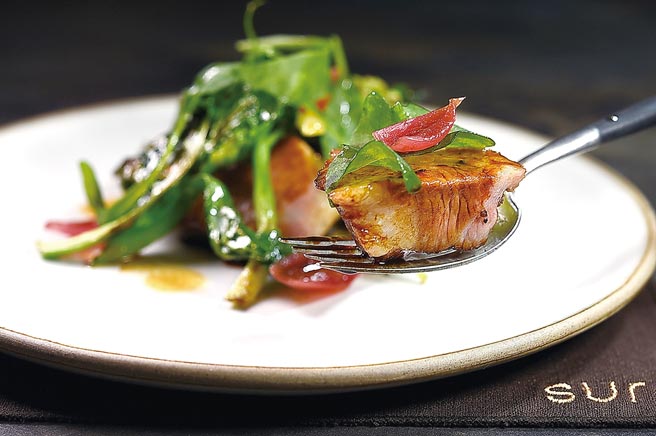 〈六堆黑猪／桔酱／黑蒜〉是用台湾六堆黑猪梅花，经Sous-vide、铁板慢煎与烟熏等工序烹制，有「直火」香气。图／姚舜