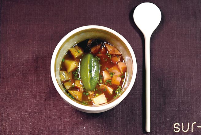 〈鲍鱼／水果玉米／艾草〉先用玉米、韭黄和洋葱熬高汤，再加入鲜奶油、蛋及鲍鱼块蒸制而成，绿酱则以艾草、毛豆泥制成。图／姚舜