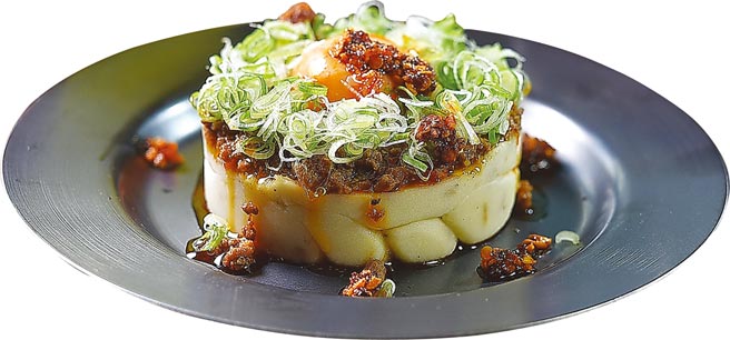 〈馬鈴薯擔擔沙拉／160元〉是生蛋、麻辣肉醬搭配馬鈴薯泥呈現，品嘗時將生蛋劃破與肉醬、薯泥拌在一起享用。圖／姚舜