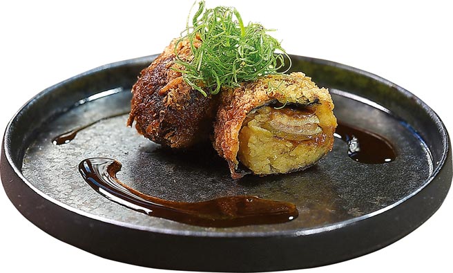 〈鰻魚可樂餅／210元〉外層酥香微脆，柔綿中夾著Q軟的鰻魚。圖／姚舜