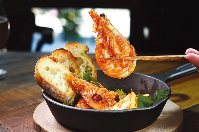 〈紫蘇蒜香油蝦／280元〉主廚並用香軟柔滑可香煎的卡門貝爾起司與草蝦搭配。圖／姚舜