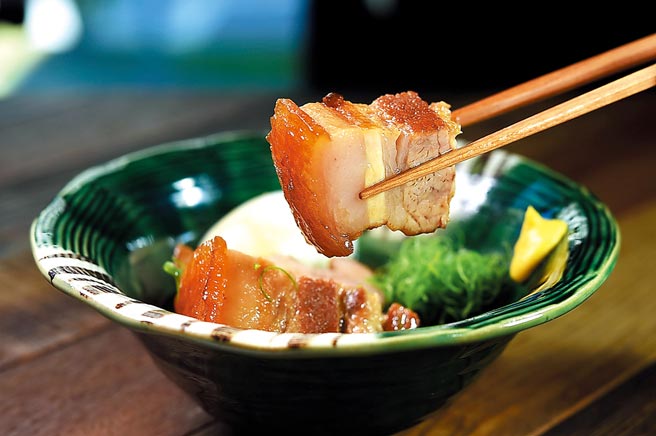 〈啤酒角煮〉加了啤酒紅燒，「角煮」其實等同「日本版東坡肉」。圖／姚舜