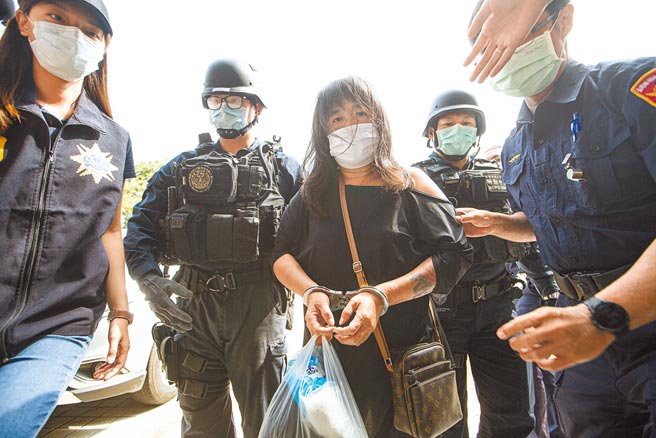 城中城大火46死一案，高雄地檢署15日複訊關鍵嫌疑人黃姓女子，訊後認定用火不當，依過失致死、失火兩罪向地院聲押禁見獲准。（袁庭堯攝）